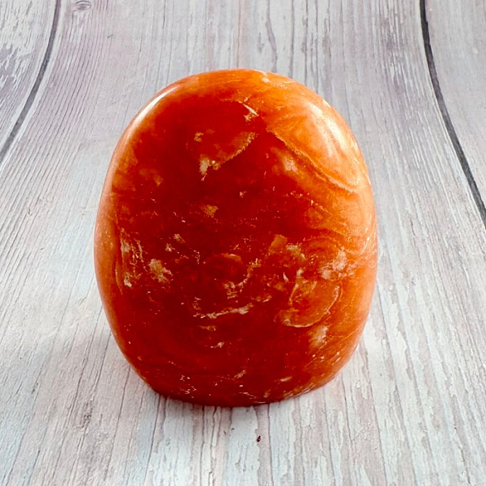 Kalcit oranžový leštený veľký freeform Madagaskar 12 - cca 6 x 7,1 cm, 214,9 g