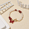 Biele perly náramok s červeným jaspisom a motýľom