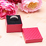 Papierová darčeková krabička červená vzorovaná na prstene 5 x 5 cm