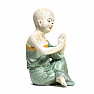 Budhistický mních soška chlapca Namaste kolorovaná