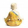 Budhistický mních soška chlapca v žltom hávu kolorovaná