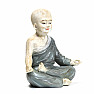 Budhistický mních soška chlapca v šedom háve kolorovaná