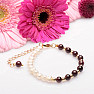 Granát a biele perly s kovovými korálkami retiazkový náramok