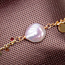Náramok Keshi perla pozlátená nerezová oceľ s kolieskami 24 cm