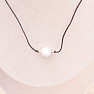 Howlit biely korálek náhrdelník bavlnená šnúrka