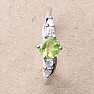 Prsteň strieborný s brúseným olivínom a zirkónmi Ag 925 011580 PD